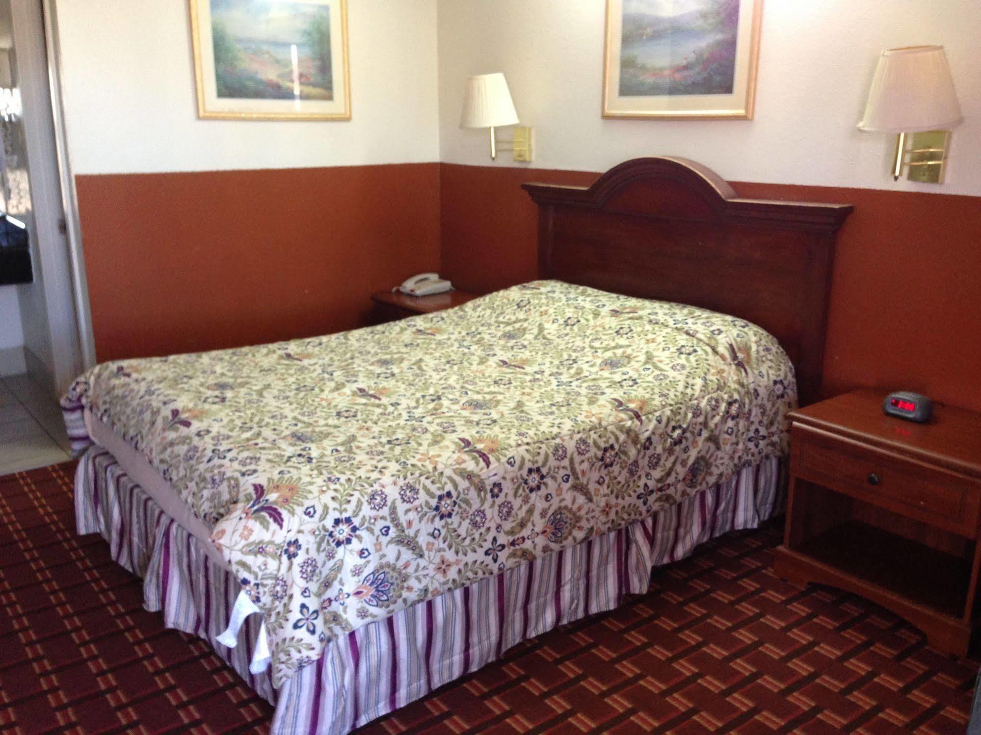 Executive Inn Робстаун Экстерьер фото